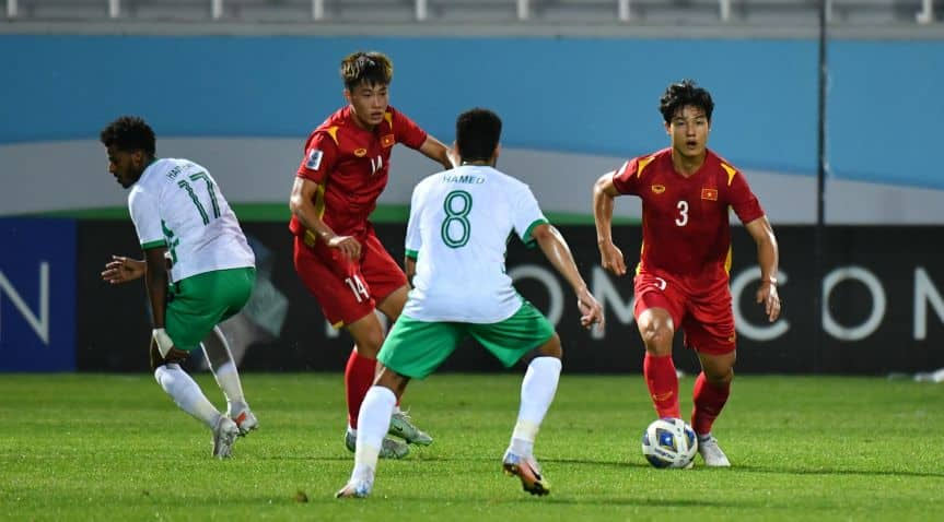  Pha tranh bóng quyết liệt giữa các cầu thủ U23 Việt Nam và U23 Saudi Arabia (áo xanh). Ảnh: Nhật Đoàn.