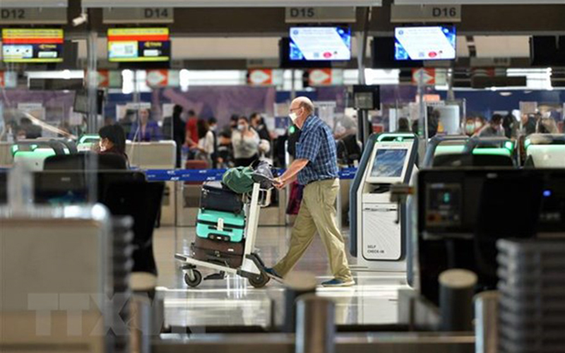  Hành khách tại sân bay quốc tế Suvarnabhumi ở Bangkok, Thái Lan. (Ảnh: THX/TTXVN)