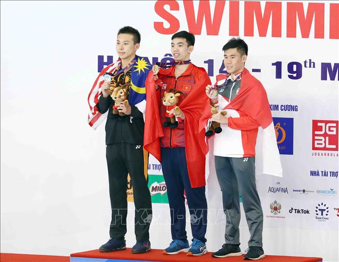  VĐV Nguyễn Huy Hoàng (ở giữa, Việt Nam) giành HCV và phá kỷ lục SEA Games nội dung 400m bơi tự do nam với thành tích 3 phút 48 giây 06. Ảnh: Phạm Kiên/TTXVN