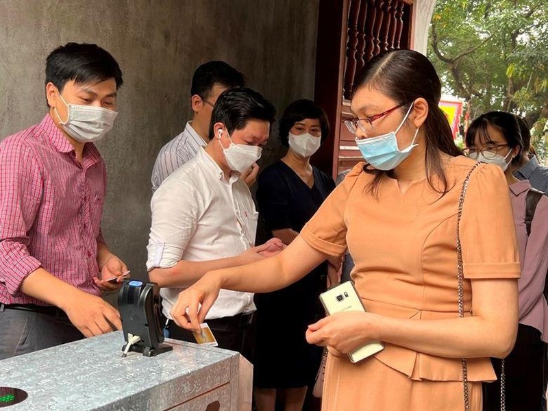  Trung tâm Hoạt động Văn hóa khoa học Văn Miếu-Quốc Tử Giám áp dụng hệ thống vé điện tử đón khách tham quan. (Ảnh: HUY LÊ)