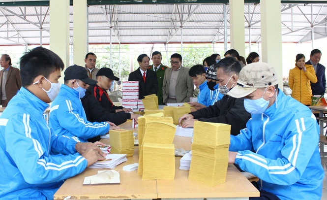  Các thành viên Đoàn khảo sát thăm, tìm hiểu đời sống học viên sinh hoạt, lao động tại Cơ sở Tư vấn và điều trị, cai nghiện ma túy tỉnh.