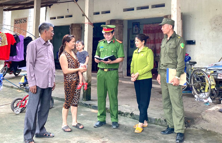  Lực lượng Công an xã Phúc Trìu tăng cường công tác quản lý cư trú, nhân khẩu trên địa bàn.