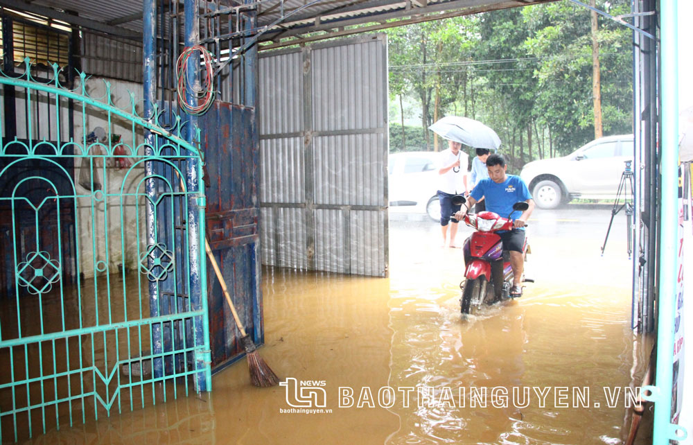  Nhà ông Phạm Văn Bình, xóm Văn Khúc 11, xã Bình Thuận (Đại Từ), bị ngập do ảnh hưởng của trận mưa lớn đêm 22, rạng sáng 23-5.