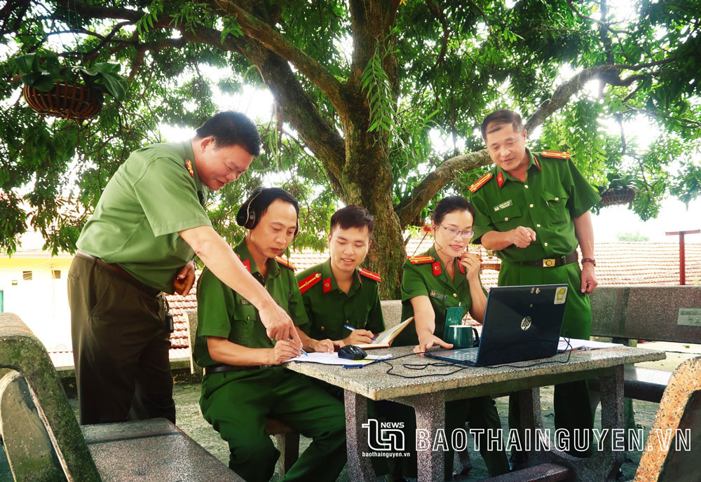  Lãnh đạo, cán bộ Công an huyện Võ Nhai duyệt bản tin kênh “Toàn dân Podcast”.