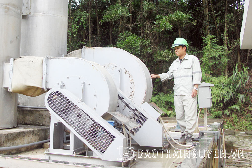  Công nhân Ban Quản lý vệ sinh môi trường đô thị Đại Từ kiểm tra khu xử lý nước rỉ rác.