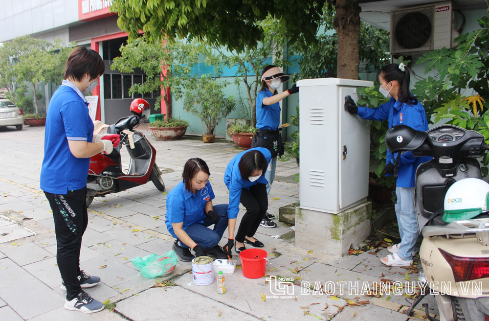  Thành đoàn Thái Nguyên ra quân sơn, vẽ tranh tại các hộp điện ngầm trên tuyến đường Thống Nhất.