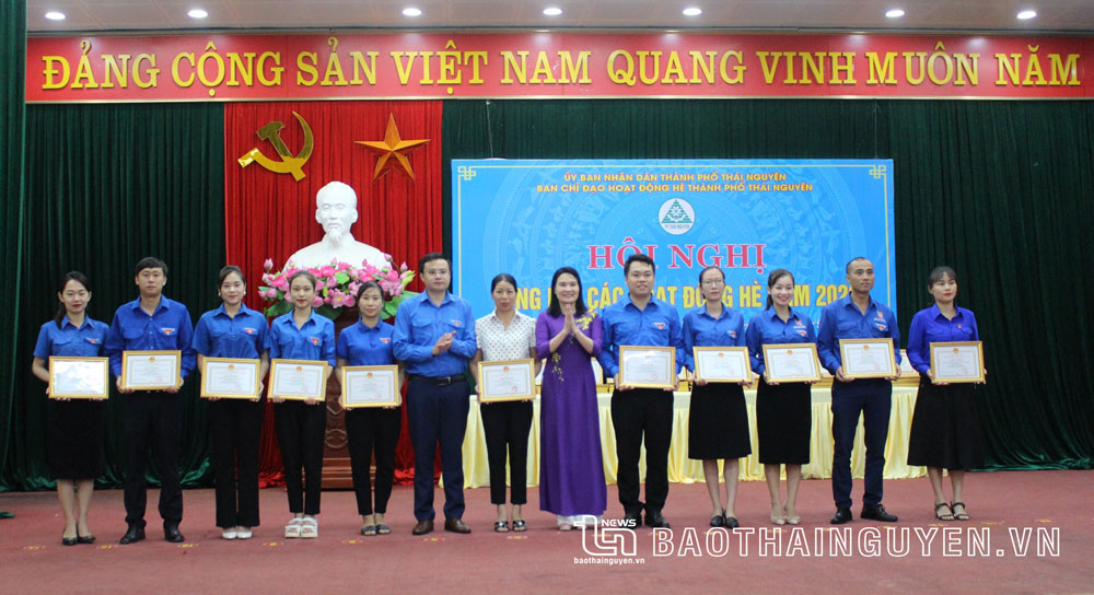  Lãnh đạo TP. Thái Nguyên khen thưởng cho các tập thể có thành tích xuất sắc trong hoạt động hè năm 2022.