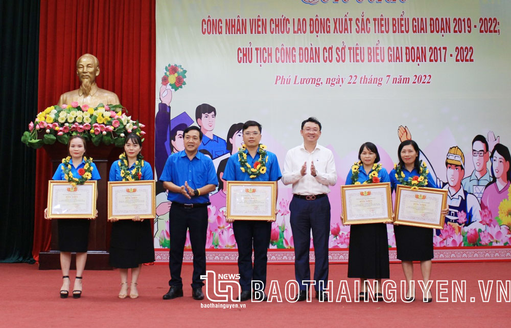  Các chủ tịch công đoàn cơ sở tiêu biểu giai đoạn 2017-2022 được tôn vinh và nhận Bằng khen của Liên đoàn Lao động tỉnh.