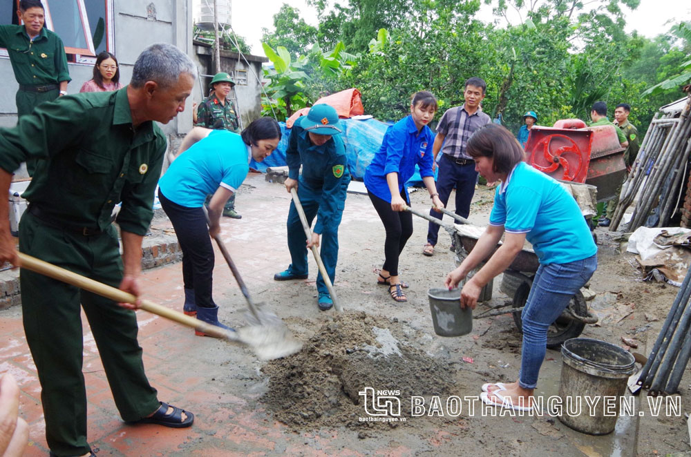  Quân và dân địa phương góp công giúp đỡ gia đình thương binh Nguyễn Viết Dân.