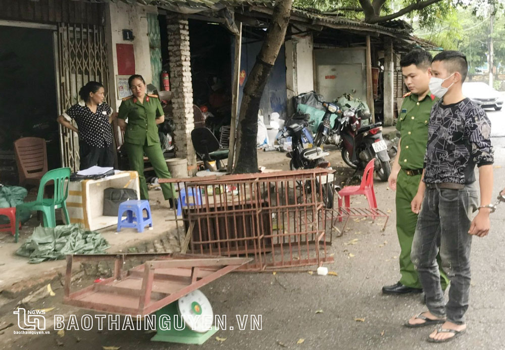  Cơ quan Công an tịch thu số thang sắt Nguyễn Văn Chiến trộm cắp.