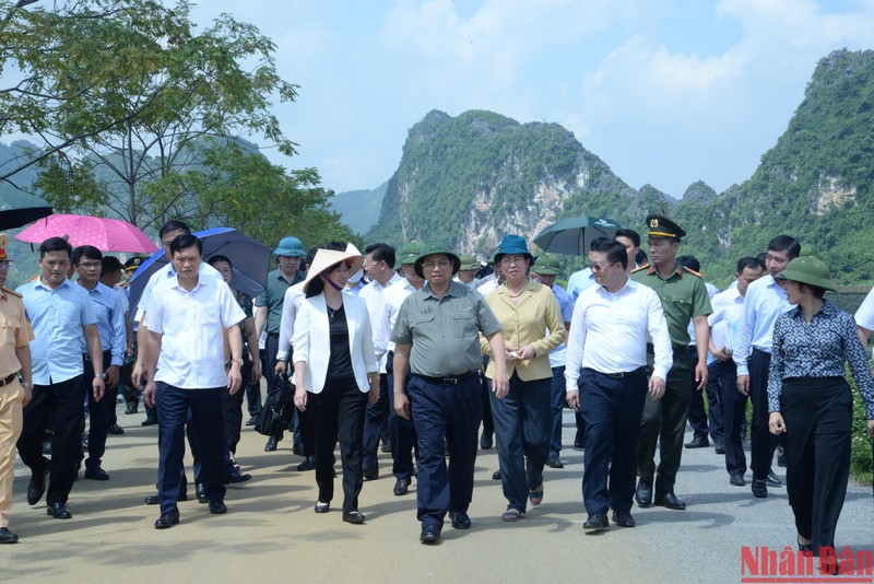  Thủ tướng Phạm Minh Chính đi kiểm tra hiện trường mặt bằng dự kiến xây dựng dự án cơ sở 2 Bệnh viện Lão khoa Trung ương tại xã Khả Phong, huyện Kim Bảng, tỉnh Hà Nam.