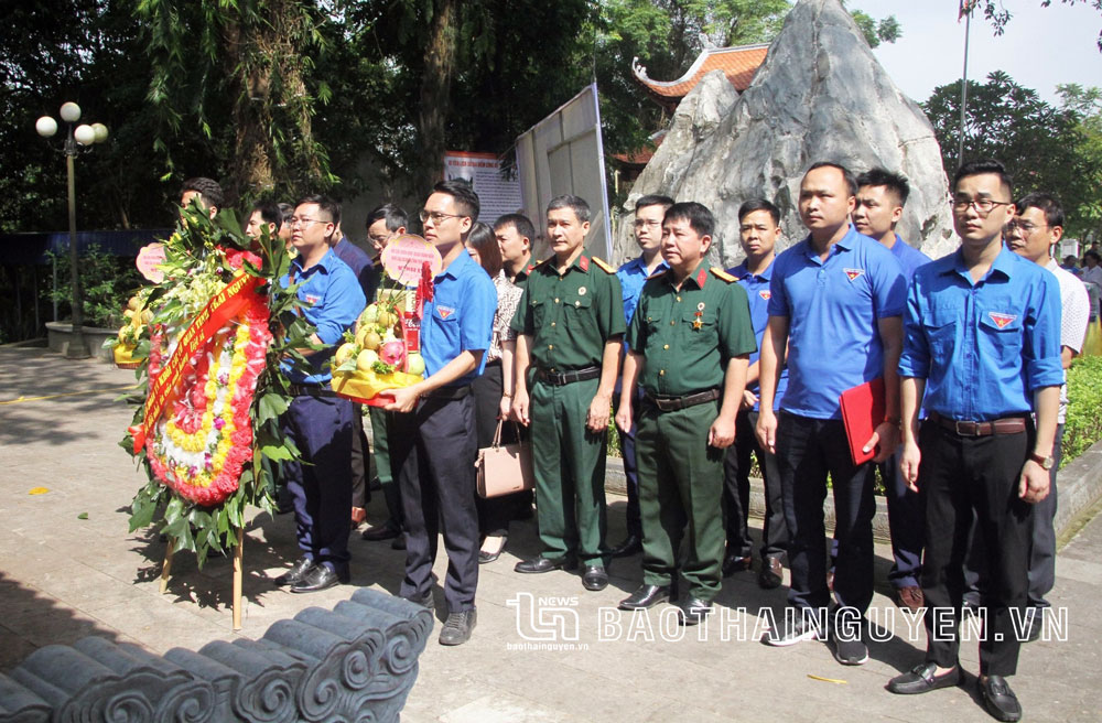  Đoàn dâng hương, đặt vòng hoa tại Khu di tích lịch sử Quốc gia 27-7.