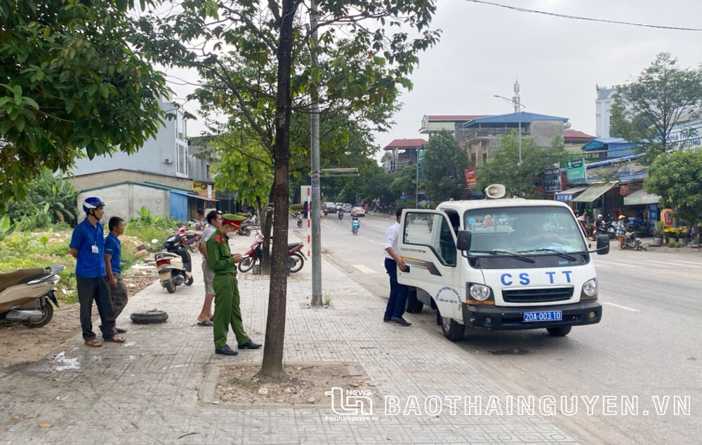  Lực lượng chức năng của TP. Thái Nguyên thường xuyên nhắc nhở, xử lý vi phạm trật tự mỹ quan đô thị.