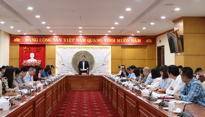  Mr. Duong Van Luong, Vice Chairman of Thai Nguyen Provincial People’s Committee, Head of the Organizing Committee of the 12th “Crossing the Heritage Lands of the Viet Bac Region” program delivers a speech at the meeting.