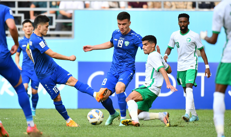  Pha tranh bóng giữa các cầu thủ U23 Uzbekistan (áo xanh) và các cầu thủ U23 Saudi Arabia. (Ảnh: AFC)