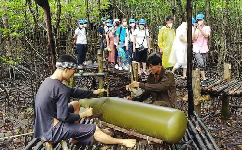   Các nhân viên y tế, lực lượng tuyến đầu chống dịch COVID-19 tại thành phố Hồ Chí Minh tham gia tour du lịch tại Cần Giờ.