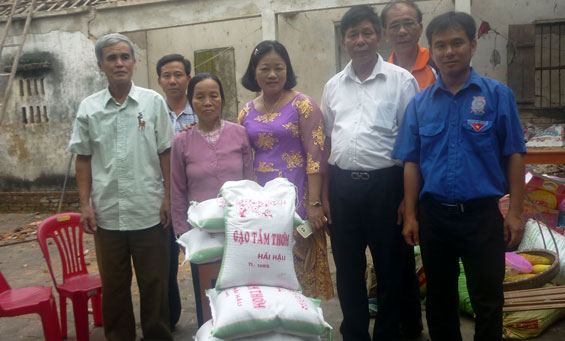  Mặc dù đã quá tuổi Đoàn nhưng anh Nguyễn Danh Thiệu (đứng ngoài cùng bên phải), Bí thư Đoàn Thanh niên thị trấn Hương Sơn (Phú Bình) luôn năng động, nhiệt tình với hoạt động Đoàn, hoàn thành tốt mọi nhiệm vụ được giao.