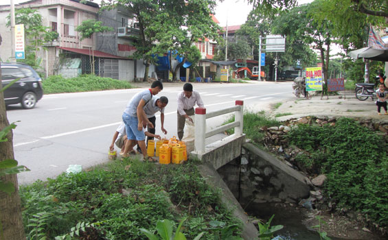  Các thành viên Câu lạc bộ “Vì ngày mai tươi sáng” đi nhặt xi lanh góp phần phòng tránh lây nhiễm HIV. Anh Kim (Trung tâm phòng chống HIV/AIDS Thái Nguyên).