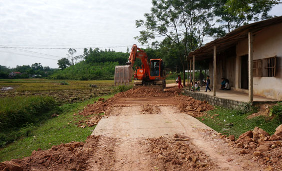  Nhờ có Chi bộ lãnh đạo trực tiếp, xóm La Muôi, xã Tân Khánh (Phú Bình) đã làm được tuyến đường bê tông đầu tiên dài 600m.