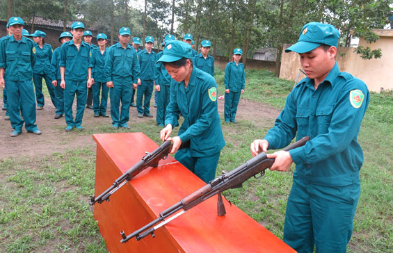  Huấn luyện dân quân tự vệ tại phường Lương Châu (T.P Sông Công). Ảnh Linh Lan.