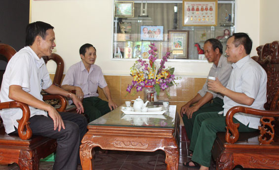  Bí thư Chi bộ Thái An Phạm Ngọc Tuấn (ngoài cùng bên trái) đến thăm hỏi và tham vấn ý kiến của những đảng viên có kiến thức, kinh nghiệm về công tác Đảng.