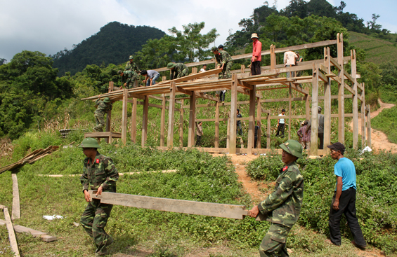  Bộ đội Bộ Chỉ huy Quân sự tỉnh Thái Nguyên giúp dân xóm Lũng Luông, xã Thượng Nung, huyện Võ Nhai xây dựng Nhà văn hóa. Ảnh: Xuân Dương.