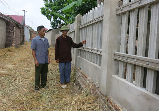  Các đảng viên cao tuổi ở xóm Yên Trung 1, xã Tiên Phong (Phổ Yên), trong đó có ông Tạ Văn Giác, đã gương mẫu đập tường rào, công trình phụ, xây lùi lại 1m để mở rộng đường trung tâm xóm Yên Trung 1,2.