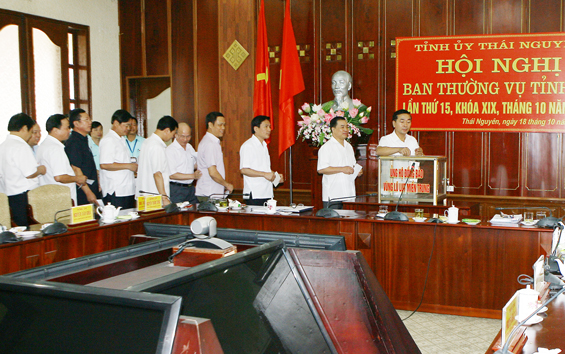  Đồng chí Trần Quốc Tỏ, Ủy viên Ban Chấp hành Trung ương Đảng, Bí thư Tỉnh ủy, Trưởng đoàn Đại biểu Quốc hội tỉnh cùng các đồng chí trong Ban Thường vụ Tỉnh ủy, các sở, ban, ngành... của tỉnh tham gia ủng hộ đồng bào các tỉnh miền Trung khắc phục hậu quả do mưa lũ gây ra.