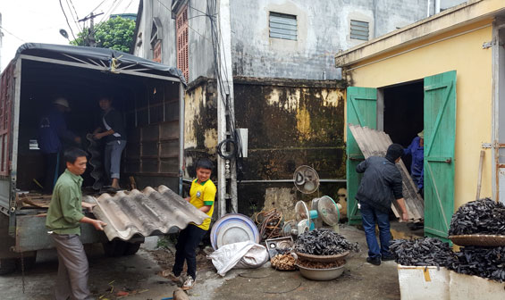  Cán bộ phường Quang Trung (T.P Thái Nguyên) giúp gia đình khó khăn chuyển nhà để giải phóng mặt bằng làm đường Việt Bắc.