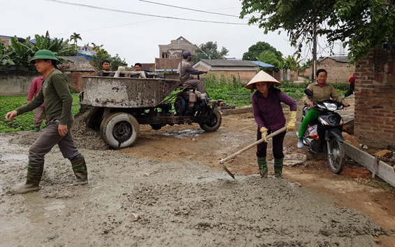  Nhân dân xóm Hưng Thịnh, xã Trung Thành (T.X Phổ Yên) cực tham gia làm đường giao thông nông thôn.