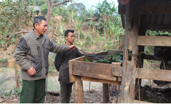  Ông Hoàng Văn Chức, Bí thư Chi bộ xóm Khuôn Ngục (bên trái) và anh Lý Văn Vàng, Bí thư Chi đoàn (hiện là đối tượng Đảng).