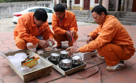  Các thành viên HTX Dịch vụ - Kinh doanh tổng hợp Cổ Lũng (Phú Lương) đang kiểm tra công tơ điện phục vụ khách hàng.