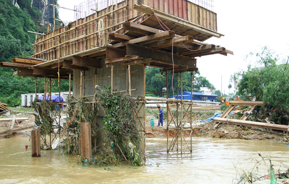  Công trường thi công cầu vượt đường Hồ Chí Minh (tại khu vực cầu tràn giáp ranh giữa hai xã  Tân Dương và Phượng Tiến (Định Hóa) bị ảnh hưởng do mưa lũ.