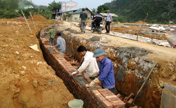   Người lao động thuộc Doanh nghiệp Duy Tùng (Định Hoá) tập trung thi công hạ tầng cơ sở khu tái định cư xã Linh Thông.