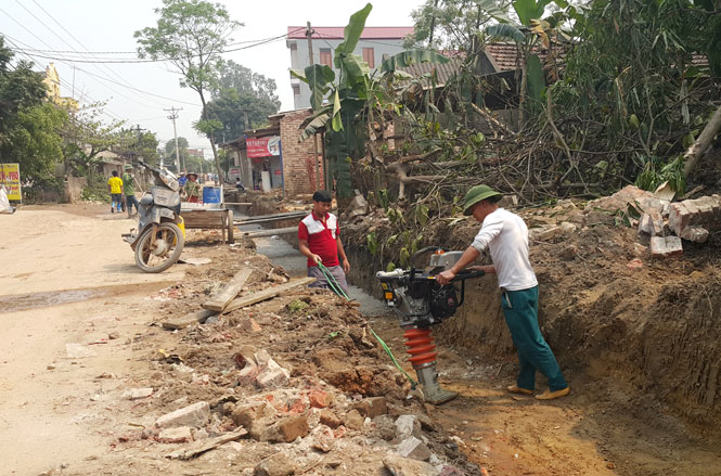  Để góp phần hoàn thiện tiêu chí giao thông, hiện nay,  xã Vạn Phái (T.X Phổ YTeen) đang đầu tư nâng cấp, mở rộng tuyến đường trục xã với chiều dài hơn 2km