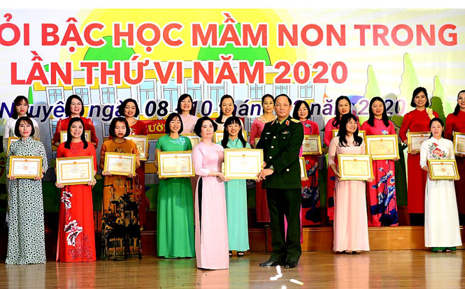  Thượng tướng Trần Quang Phương, Phó Chủ nhiệm Tổng cục Chính trị trao giải cho các thí sinh đạt thành tích cao tại Hội Thi.