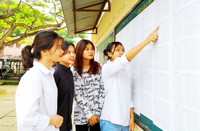  Học sinh lớp 12, Trường THPT Định Hóa theo dõi kết quả thi thử tốt nghiệp hướng dẫn ôn tập và ra đề thi của Bộ Giáo dục và Đào tạo.