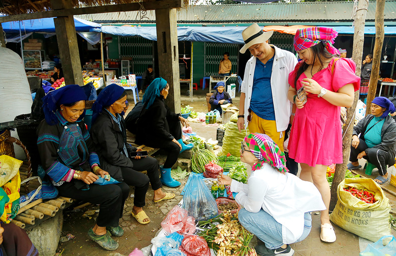  Du khách khám phá chợ phiên Y Tý.