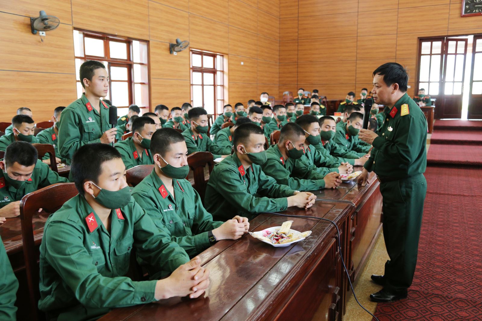  Chỉ huy Trung đoàn 246 trò chuyện, lắng nghe tâm tư nguyện vọng của chiến sĩ mới.