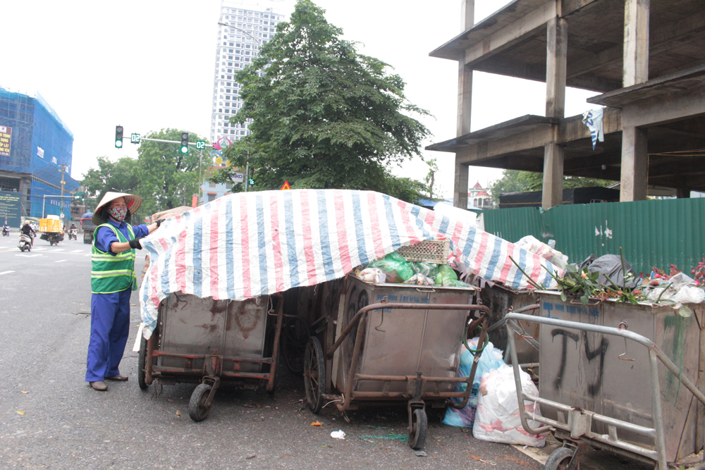  Tại khu vực chợ Thái, lượng rác thải sinh hoạt chưa vận chuyển đi xử lý được các công nhân che bạt để đảm bảo vệ sinh môi trường.