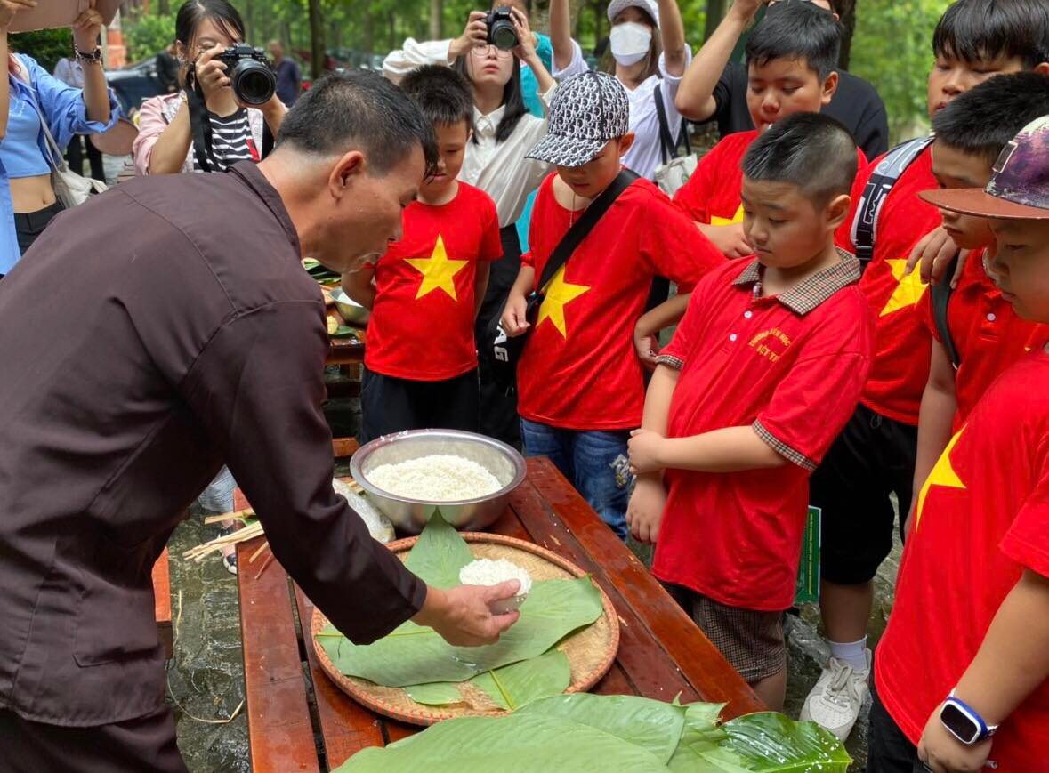  Trải nghiệm tour "Hướng về nguồn cội", học sinh được trải nghiệm cách làm bánh chưng, bánh dày.