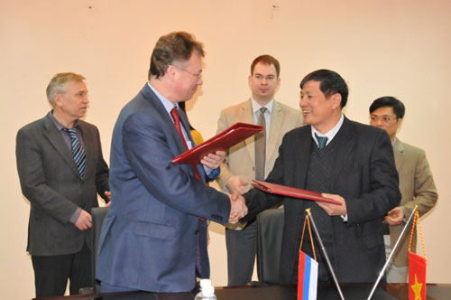  Mr. German Dyakonov, Headmaster of the Kazan National University of Technology  Research and leader of Thai Nguyen University signed a memorandum of understanding on cooperation in training and scientific research.