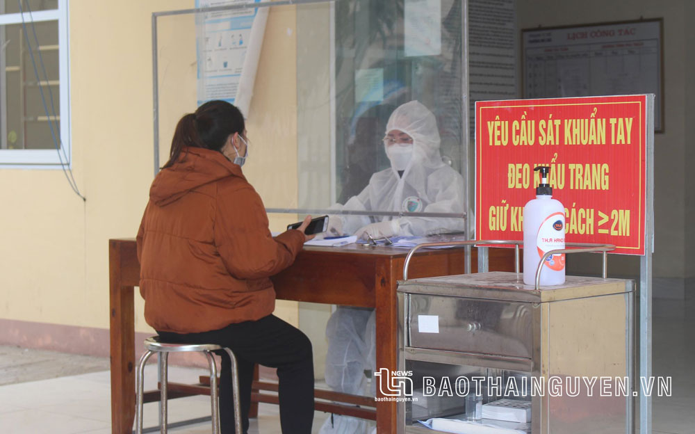  Người dân đến khai báo tại Trạm Y tế phường Mỏ Chè (T.P Sông Công) sau khi tự test nhanh dương tính với COVID-19.