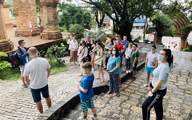  Du khách Nga tham quan Khu Di tích Tháp bà Ponagar ở Nha Trang (Khánh Hòa) tháng 12/2021. Ảnh: THÀNH NGUYỄN