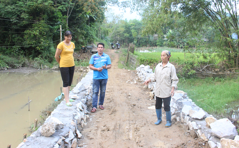  Anh Nông Thanh Tuân, Bí thư Chi bộ xóm Nà Áng, xã Quy Kỳ (Định Hóa) đã vận động nhân dân hiến trên 1.000m2 đất làm đường giao thông nông thôn.