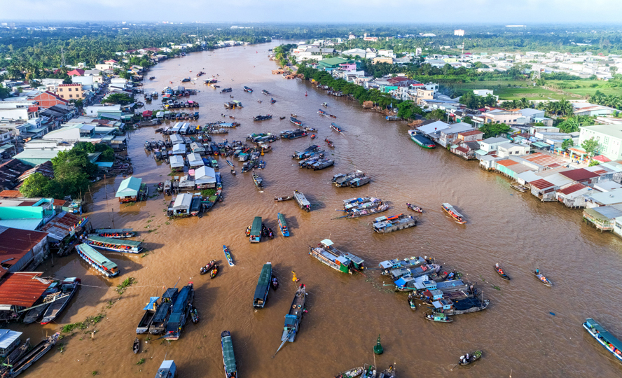  Chợ nổi Cái Răng - một trong những điểm du lịch thu hút rất đông du khách tại thành phố Cần Thơ.