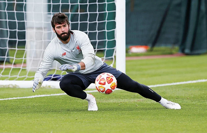  Thủ môn Alisson Becker vắng mặt ở trận tranh Siêu cúp Anh 2022 giữa Liverpool và Man City. Ảnh: Reuters