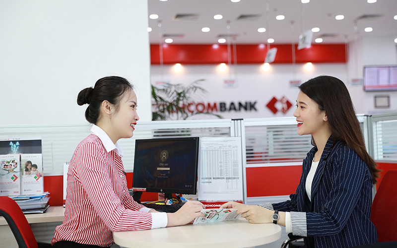  Khách hàng giao dịch tại Chi nhánh Ngân hàng Techcombank.