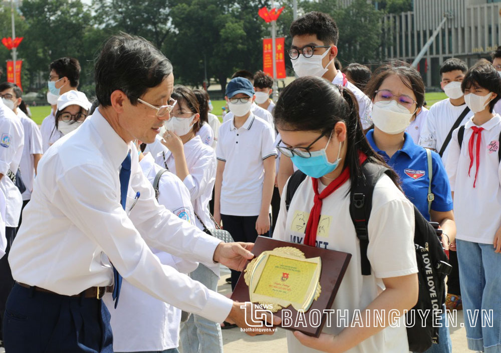  Lãnh đạo Đảng ủy Khối các cơ quan tỉnh Thái Nguyên khen thưởng những học sinh giỏi, đạt giải cao trong các cuộc thi học sinh giỏi năm học 2021-2022 (ảnh: Hoài Anh).