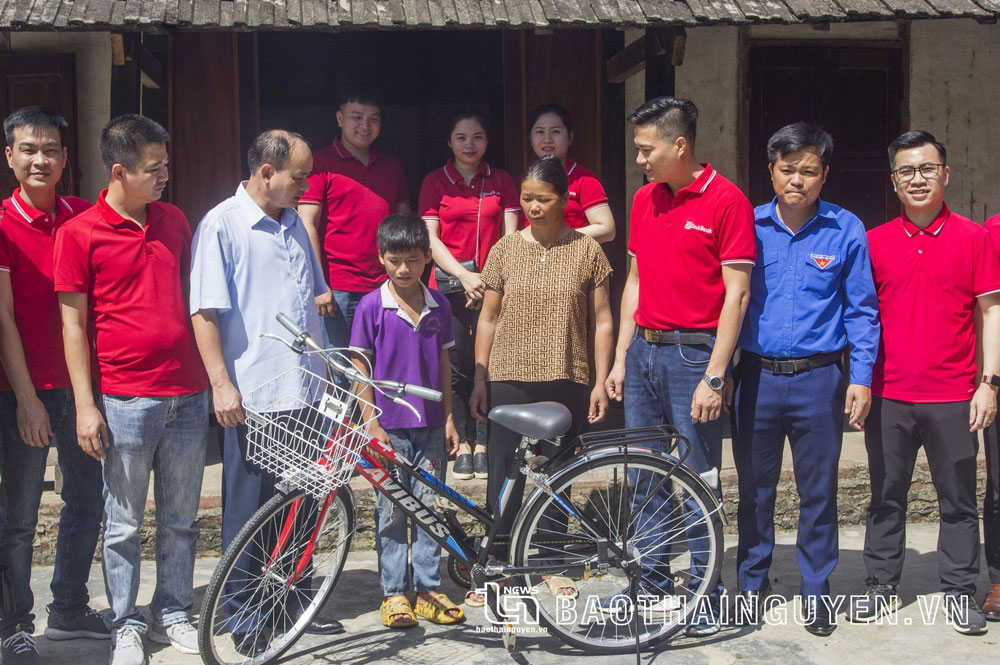  Đại diện Ủy ban MTTQ huyện Võ Nhai và Ngân hàng SeABank chi nhánh Thái Nguyên tặng xe đạp cho học sinh có hoàn cảnh đặc biệt khó khăn.